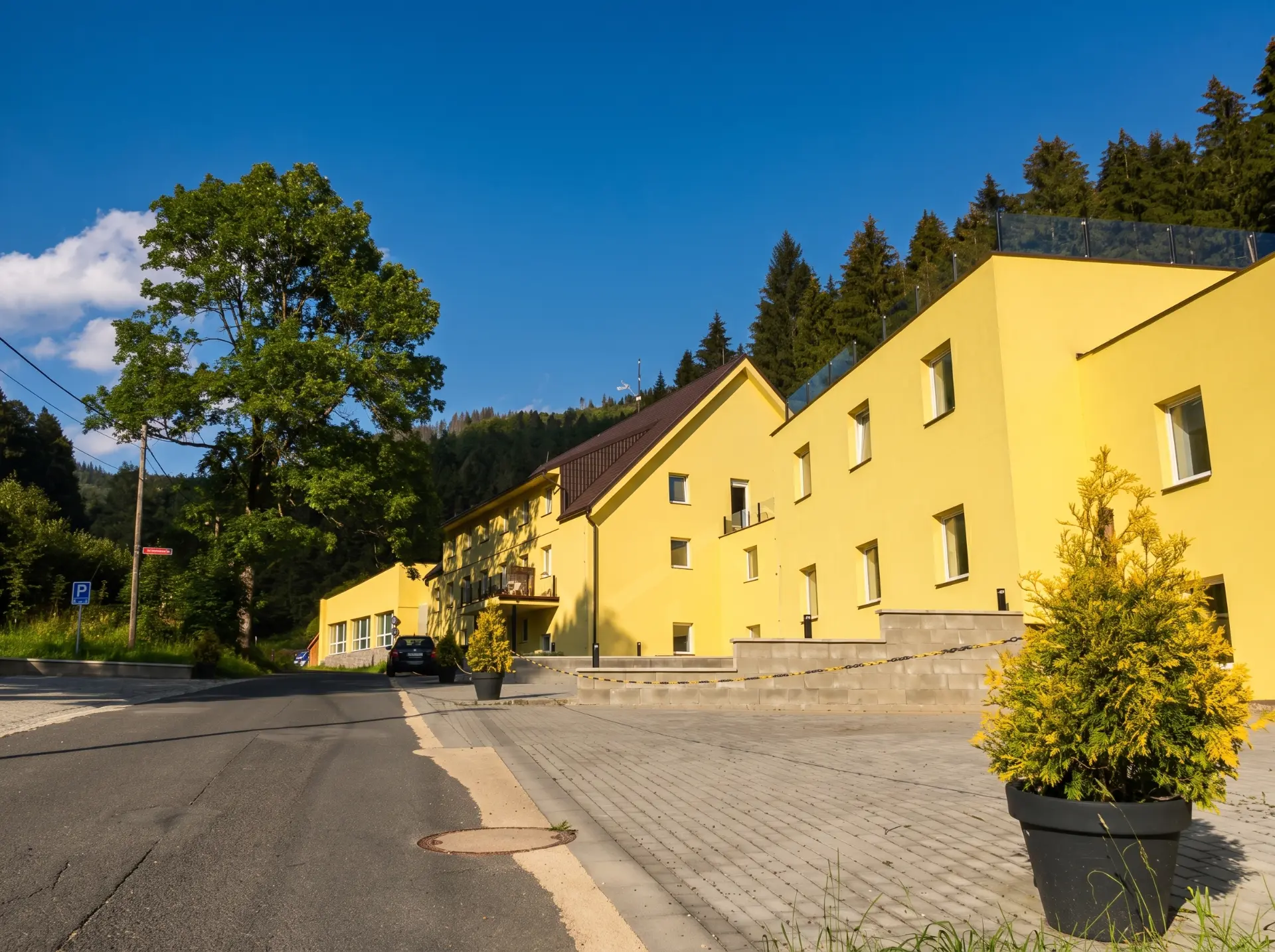Budova apartmánu v létě na okraji lesa